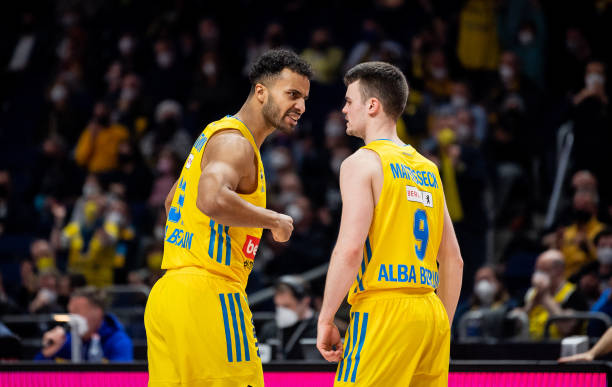 通过边路突 通过边路突